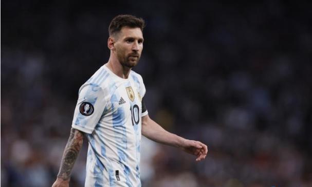 法国一男子驾车冲撞人群